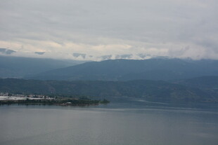 宁静湖景与远方山峦