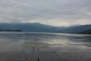 宁静湖畔 远山云雾缭绕