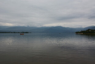 宁静湖面与远处山峦景色