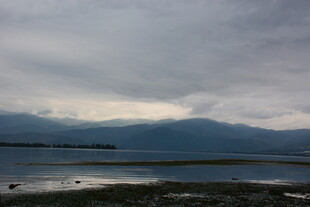 阴天下的湖景与远山