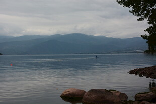 宁静湖畔的山水风光