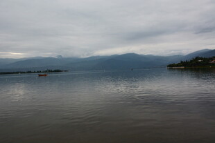 宁静湖面与远处山峦景色