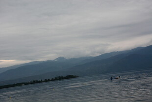 云雾缭绕的山水景致