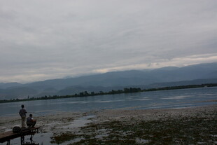 湖畔风景 两人岸边闲坐