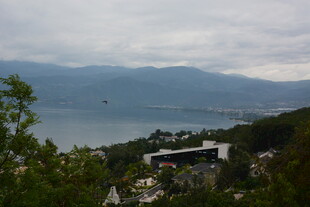 山间俯瞰湖景与城镇风光