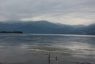 湖畔远山 云雾缭绕之景