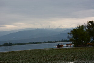 湖畔风光 远山近树景色美