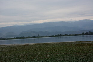 湖畔草地与远山景色