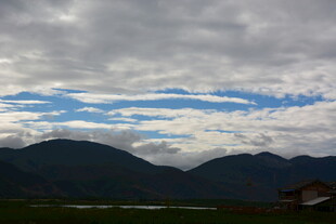 山间多云天空景色