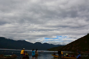山间水边的户外工作场景