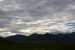 阴云下的山峦风光