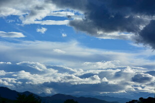 蓝天白云下的山峦美景