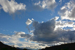 蓝天白云下的山谷美景