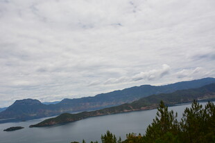 湖光山色中的自然美景