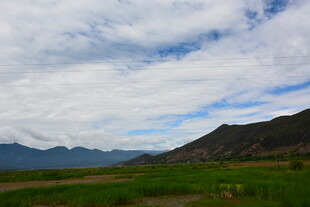 草原山峦间的蓝天白云