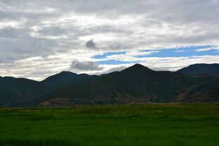 草原山峦间的多云景致