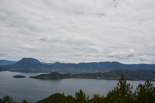 宁静湖景与远处山峦