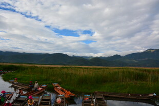 乘船游于山水间的场景
