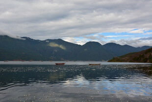 宁静山水间的湖光山色