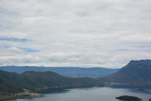 山水相依的秀丽湖景