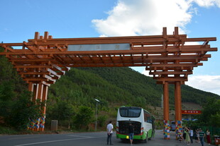 景区大门前的观光巴士