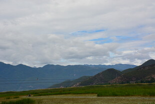 山间远景 云绕青山绿野
