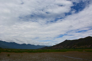 山间旷野 云覆青山美景