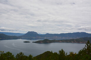 湖光山色中的秀丽景致
