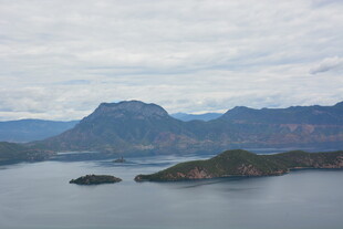 山水相依的宁静湖景