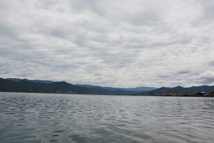 湖畔云海 静谧山水风光
