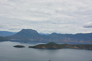 山水相依的壮阔湖景