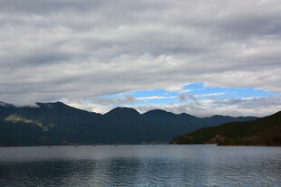 云雾缭绕的山水湖泊美景