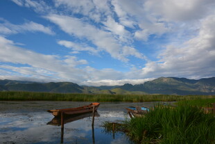 湖畔小船静立 远山云景