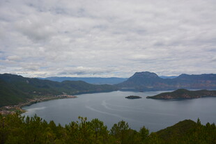 壮丽山水湖景风光图