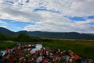 河畔人群与山水美景