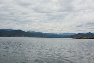 宁静湖面与远处山峦风景
