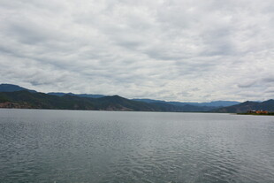 宁静湖水与远处山峦