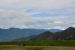草原远山风景图