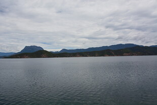 宁静湖面与远山景色