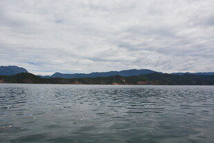 宁静湖水与远处山峦