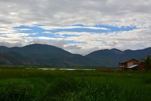 田园风光中的远山与小屋