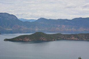 山水相依的静谧湖岛风光