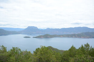 湖光山色间的自然美景
