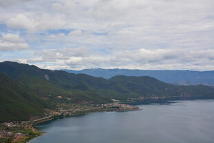 山水相依的美丽湖景