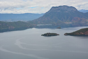 宁静山水间的湖心小岛