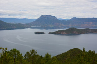 俯瞰山水间的秀丽湖景