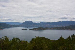 宁静湖景与远处山峦