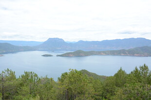 湖畔山林间的秀丽风光