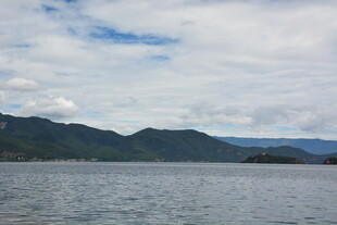 山水相依的宁静湖景