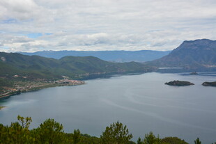 俯瞰宁静湖泊与山峦景色